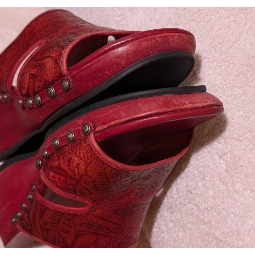 Cole Haan Country Red Tooling Leather Studded Platform Clogs Mules Sandals 8 AA